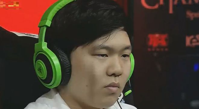  Rookie回归赛场，高光表现首场状态亮眼，FPX观众沸腾！爱游戏